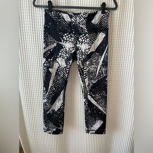 Lululemon Black/White abstract Capri leggings